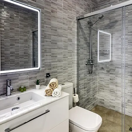 Modern With Elevator, Patio Kitchen, Loro Parque View & Heated Pool Apartment